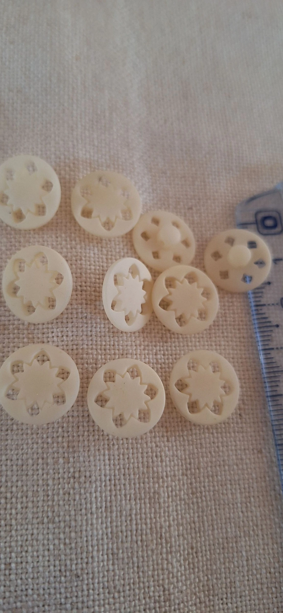 10 botões 15 mm, para costurar, em resina cinzelada écru – photo 2